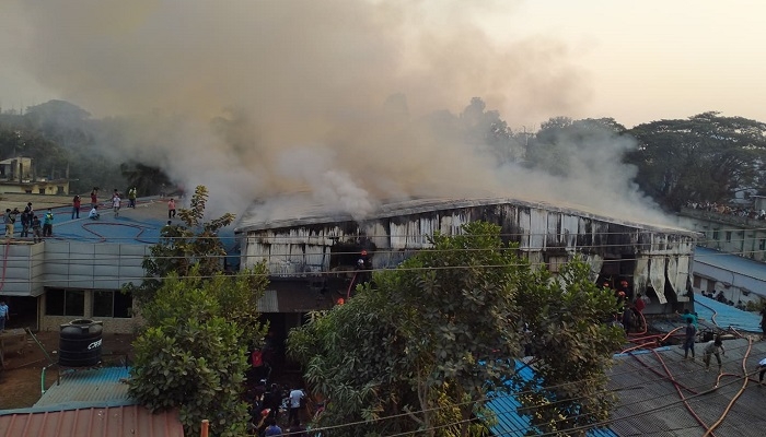 চট্টগ্রামে ফার্নিচার কারখানায় আগুন
